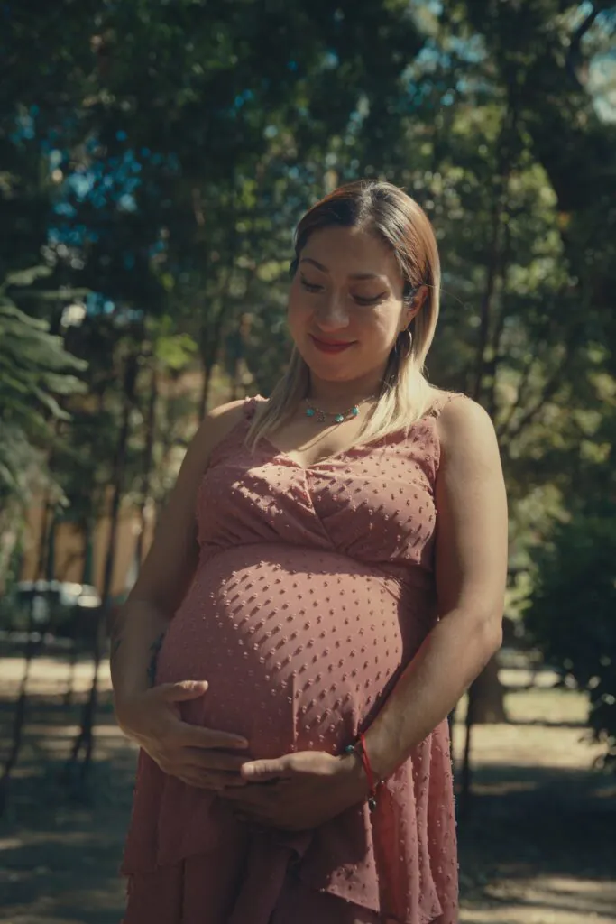 Caro, gestante en México durante su proceso de gestación subrogada